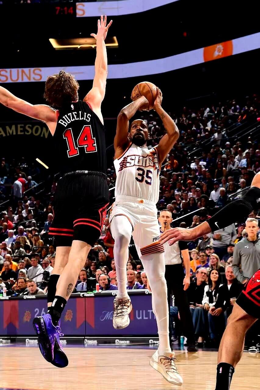 公牛绝杀四川队，布克统治全场